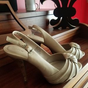 Cute sling back peep toe pumps